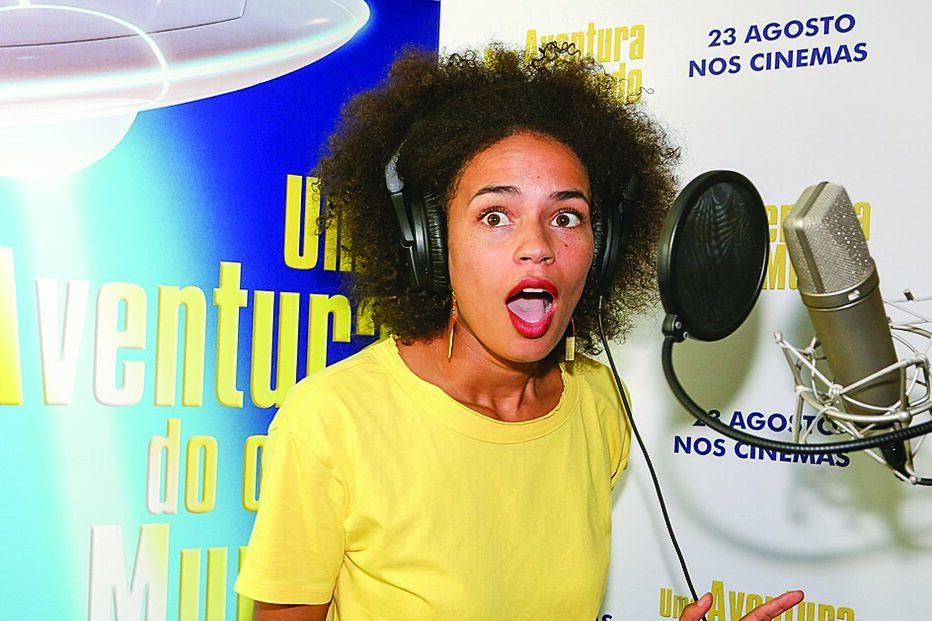 Ana Sofia Martins divertida enquanto dá voz à senhora Totónio, no filme de animação infantil