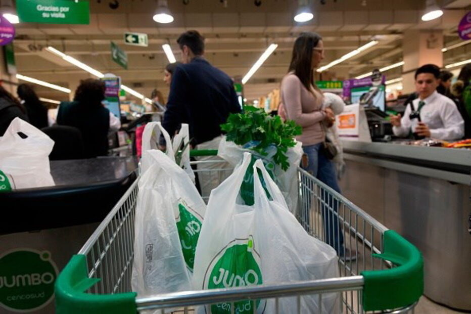 Grandes superfícies de supermercados irão cancelar a venda dos sacos plásticos descartáveis até ao final do ano