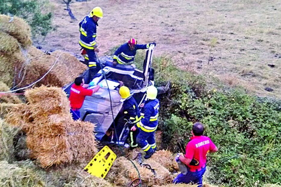 Acidente obrigou ao desencarceramento dos dois ocupantes do camião. Foram mobilizadas mais de duas dezenas de operacionais