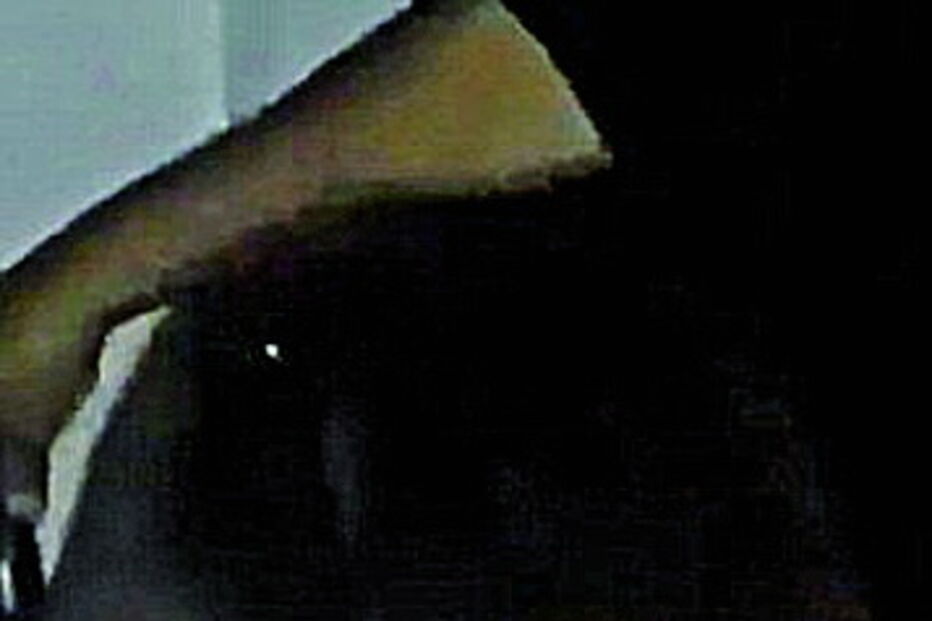 Cabelo de criança pega fogo ao inclinar-se para apagar velas de aniversário