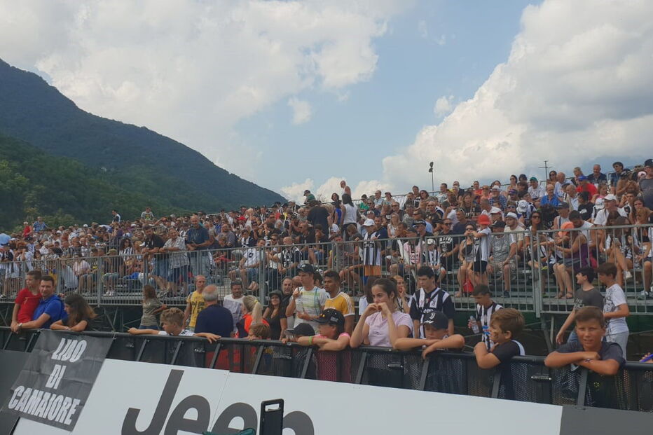 Ronaldo leva pequena vila à loucura