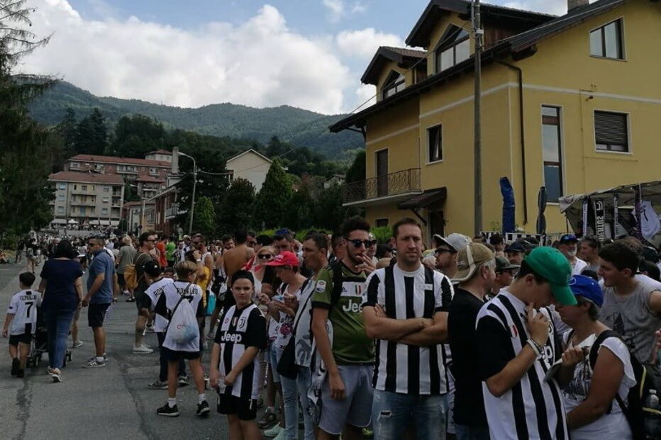 Ronaldo leva pequena vila à loucura