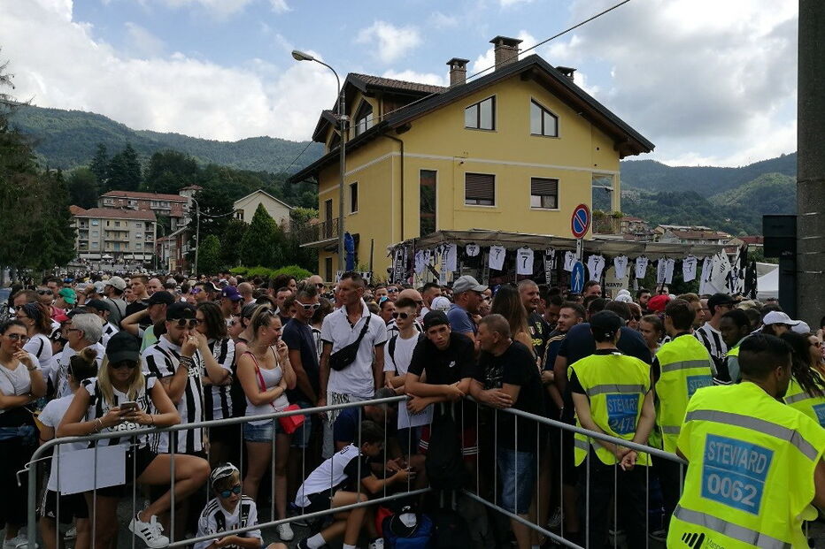 Ronaldo leva pequena vila à loucura