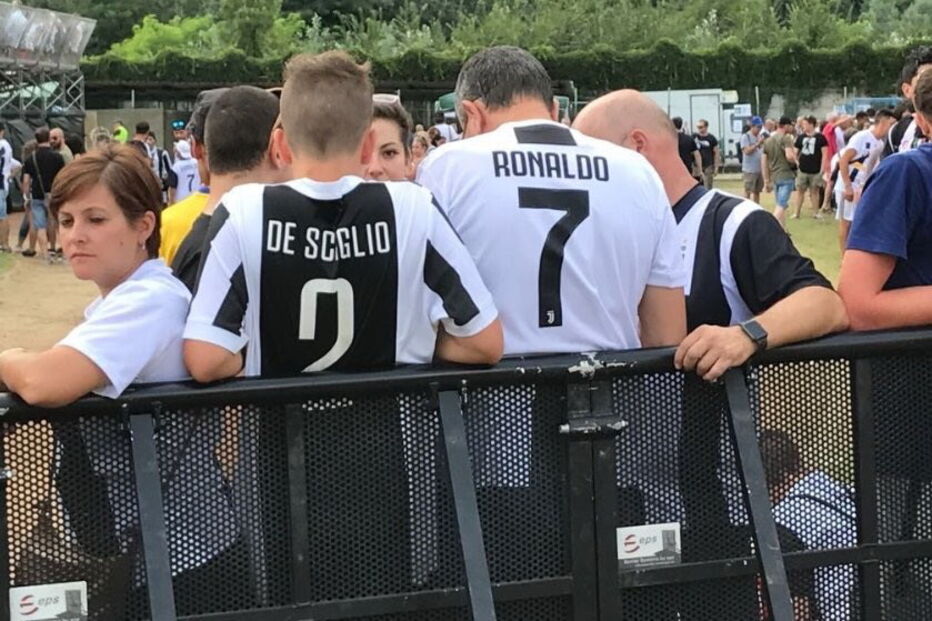 Ronaldo leva pequena vila à loucura	