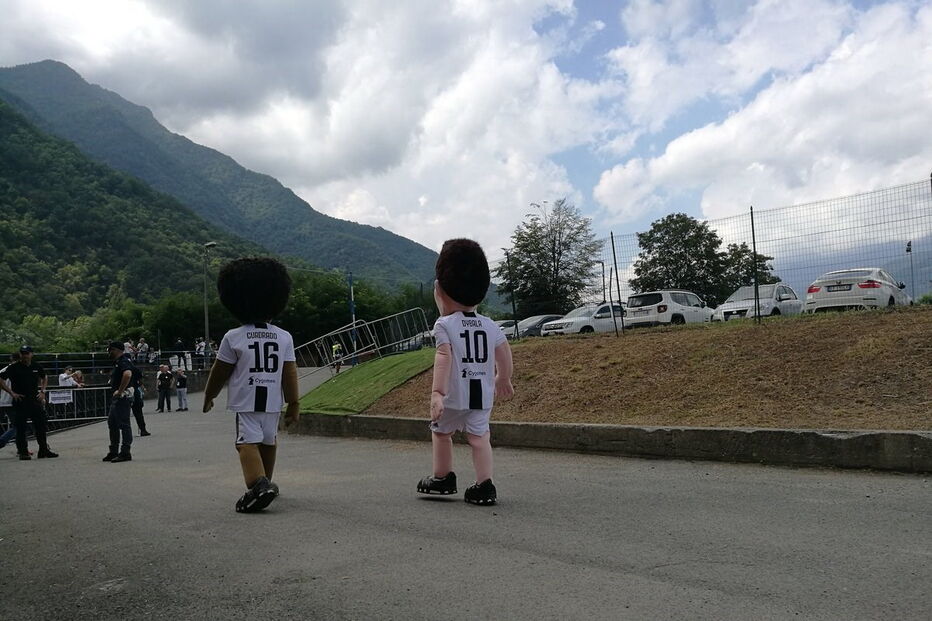 Ronaldo leva pequena vila à loucura	