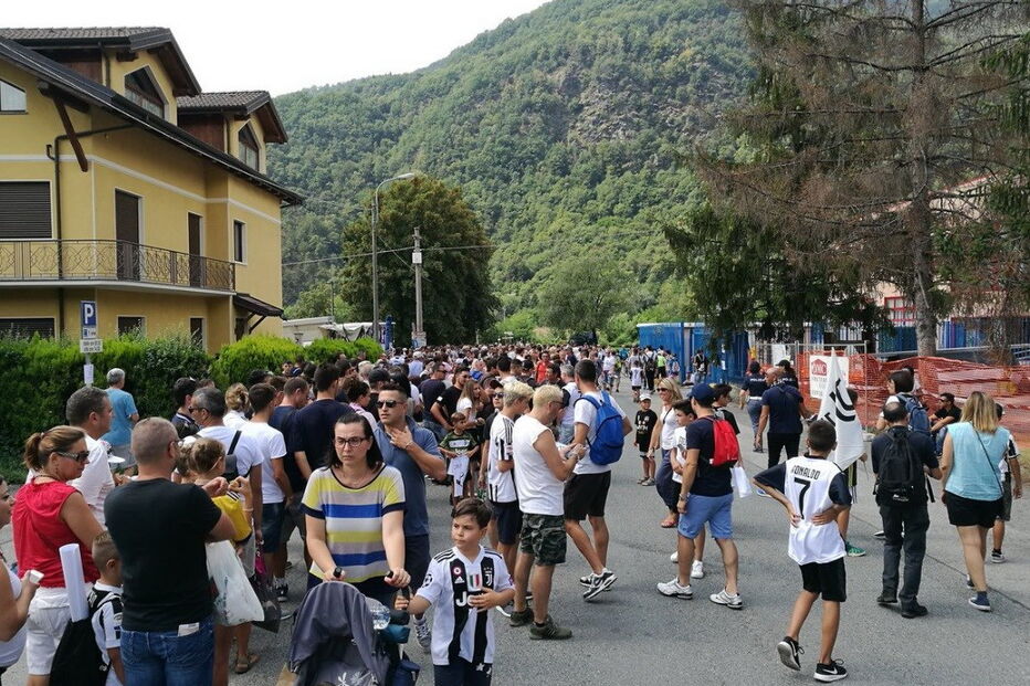 Ronaldo leva pequena vila à loucura	
