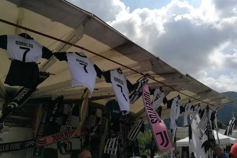 Ronaldo leva pequena vila à loucura	