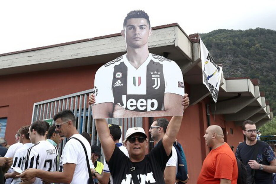 Ronaldo leva pequena vila à loucura	