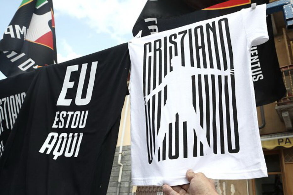 Ronaldo leva pequena vila à loucura	