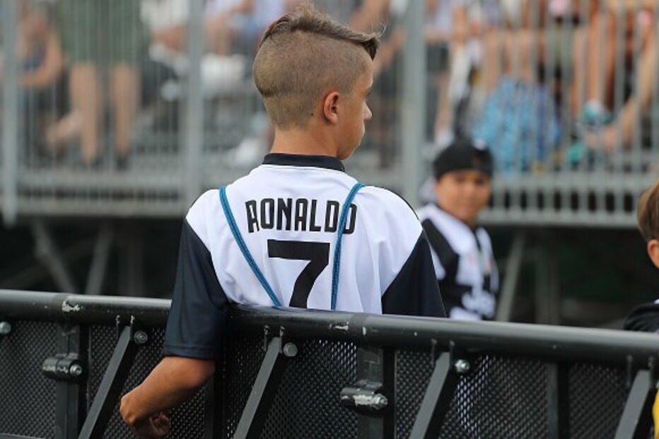 Ronaldo leva pequena vila à loucura	