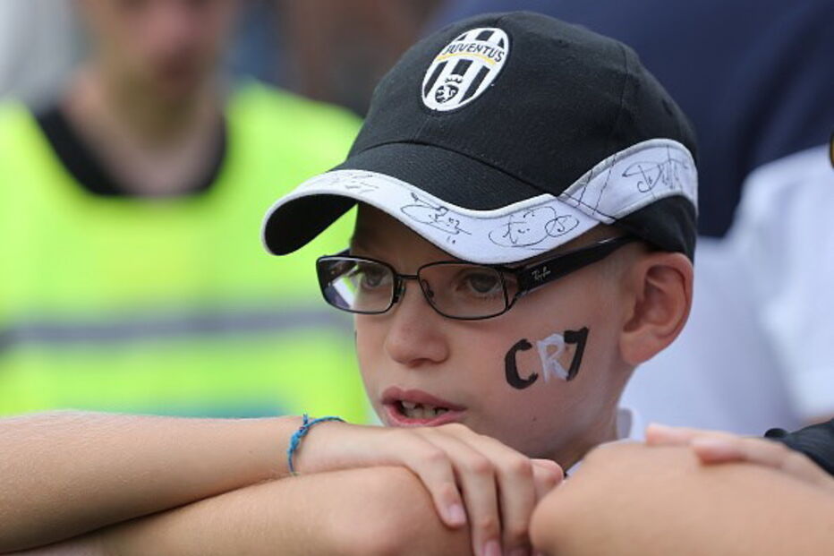 Ronaldo leva pequena vila à loucura	