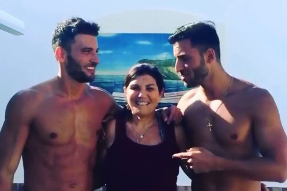 Dolores Aveiro com Jonathan e Kevin Sampaio	