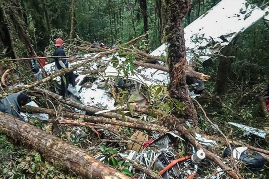 Criança encontrada viva nos destroços de um acidente de avião na Indonésia