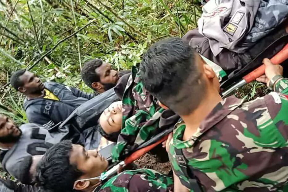 Criança encontrada viva nos destroços de um acidente de avião na Indonésia