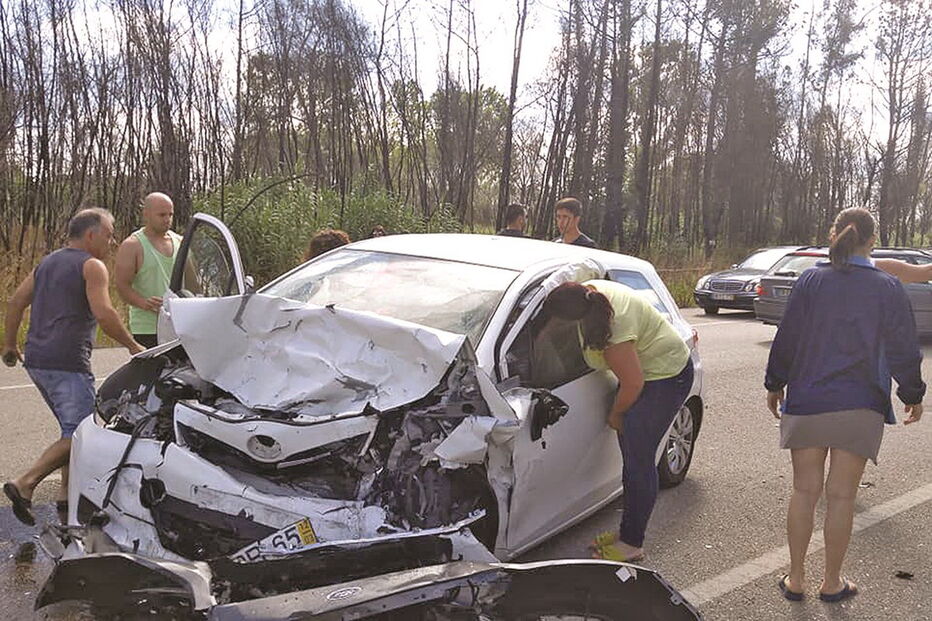 Carro onde seguiam as crianças ficou destruído numa colisão frontal, na EN334, em Mira
