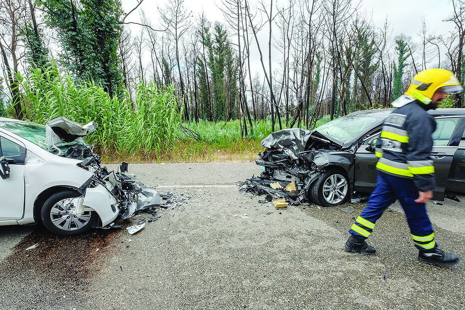 Violência da colisão deixou as frentes dos carros irreconhecíveis