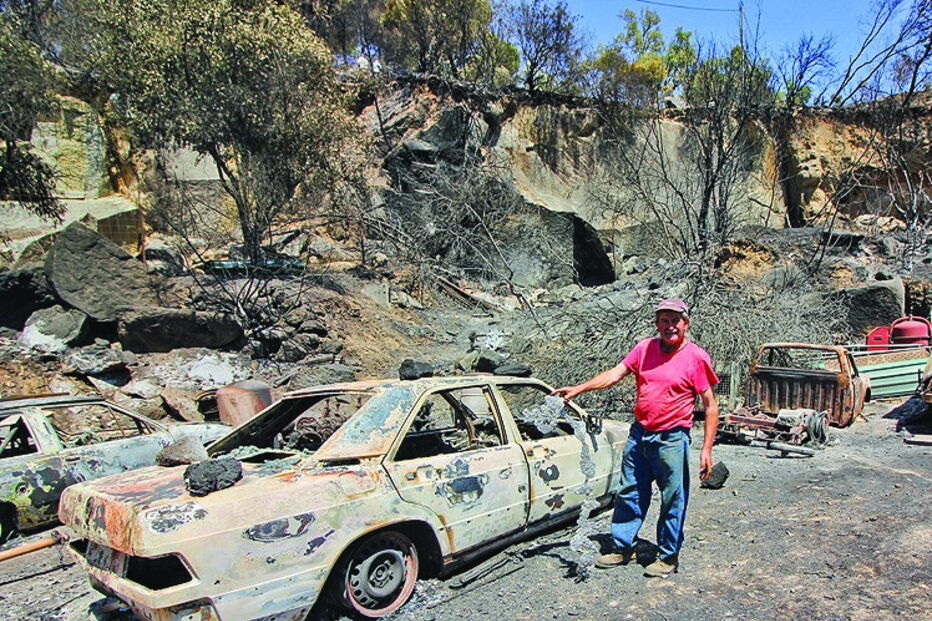 Carros da família e trator foram destruídos pelo fogo