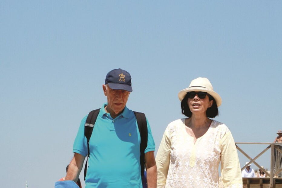 Marcelo a chegar à praia com a namorada Rita Amaral Cabral