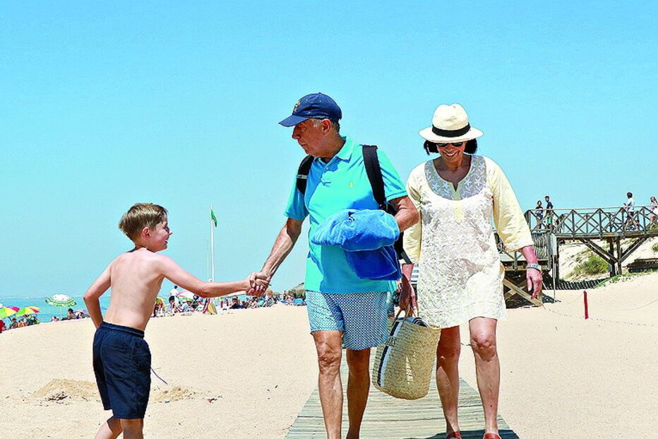 A cumprimentar uma criança na praia