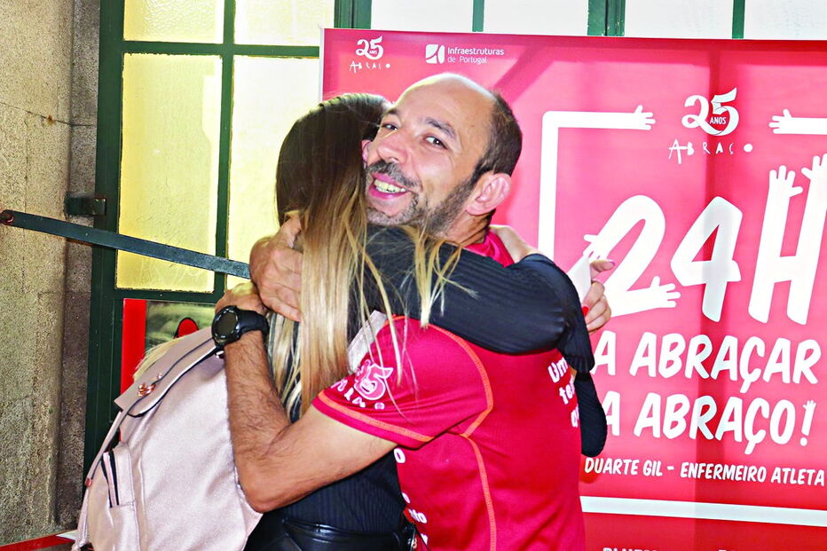Duarte Barbosa no desafio de 2017 que tinha como objetivo doar um euro por cada abraço na estação de S. Bento 