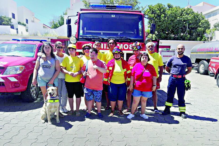 Utentes da APEXA já realizaram várias atividades, entre elas uma visita aos Bombeiros Voluntários de Albufeira  