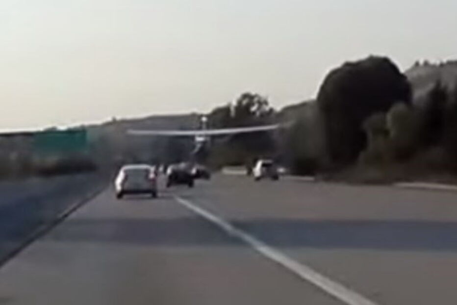 Avião aterra de emergência em autoestrada