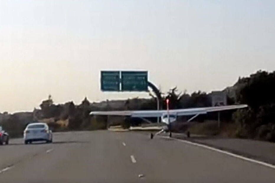 Avião aterra de emergência em autoestrada