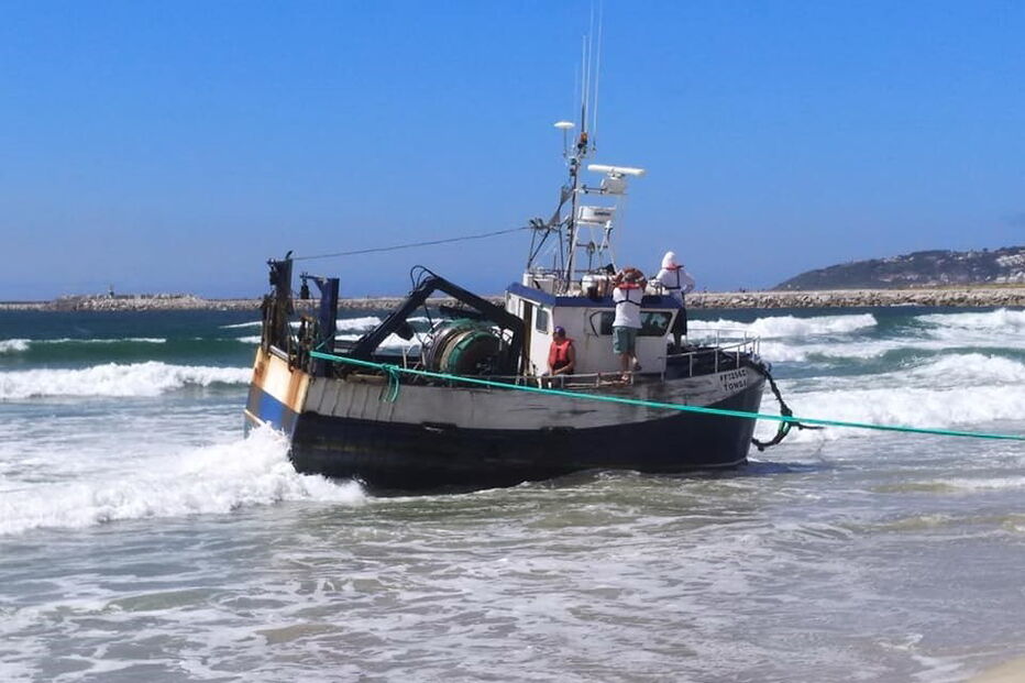 Traineira encalha em praia da Figueira da Foz