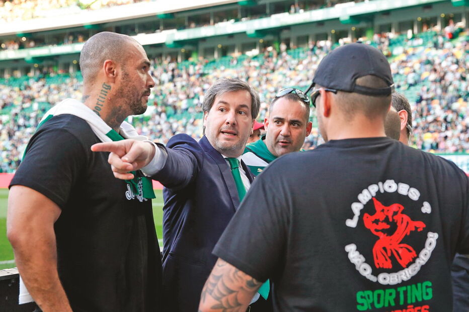 Ligação de Bruno às claques está a ser investigada. Jogadores ouvidos pelo MP revelam episódios que mostram promiscuidade com presidente destituído 