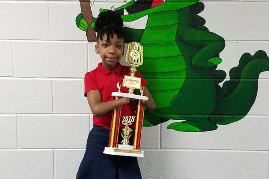 Menina sem mãos vence concurso de caligrafia pela segunda vez