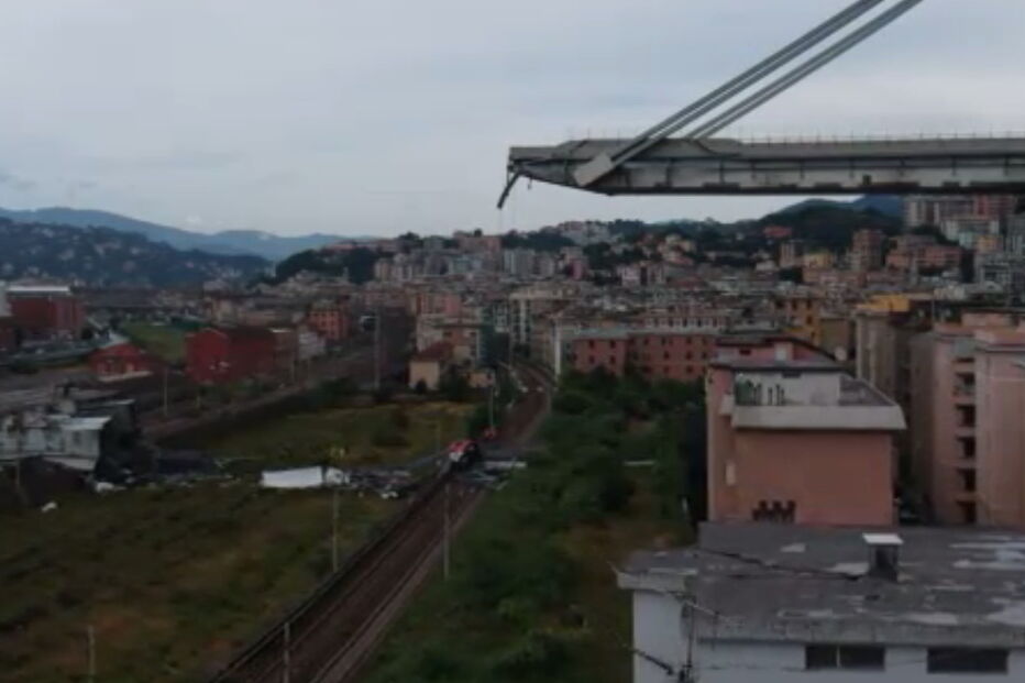 Imagens de drone mostram destruição causada por queda de ponte em Itália