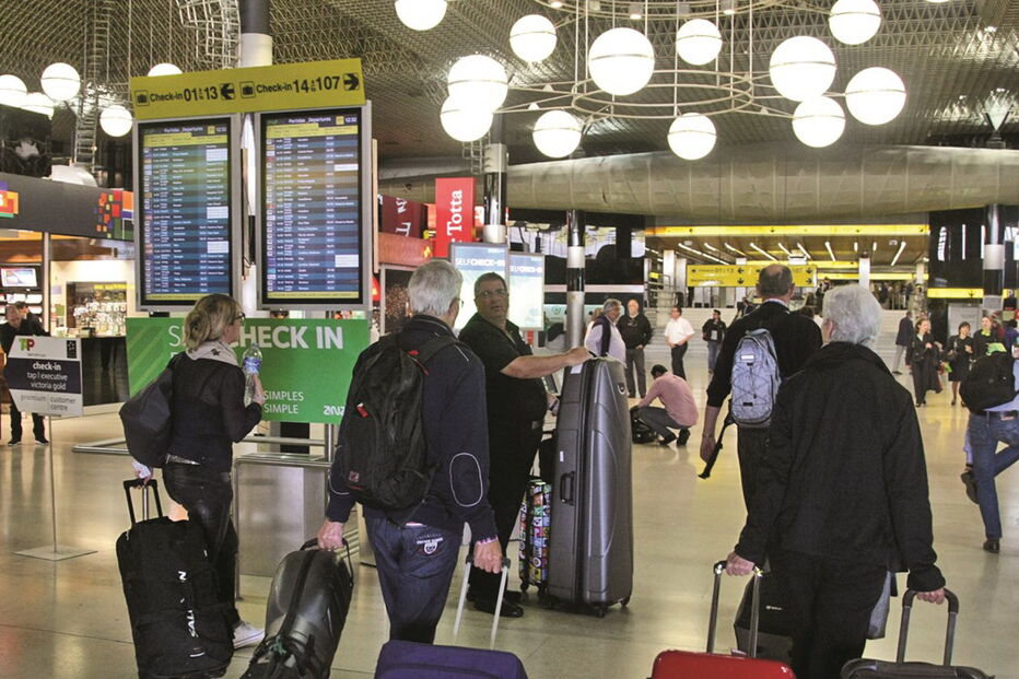 Passageiro saiu do aeroporto pelos seus próprios meios. Serviço de assistência esperava-o com uma cadeira de rodas  