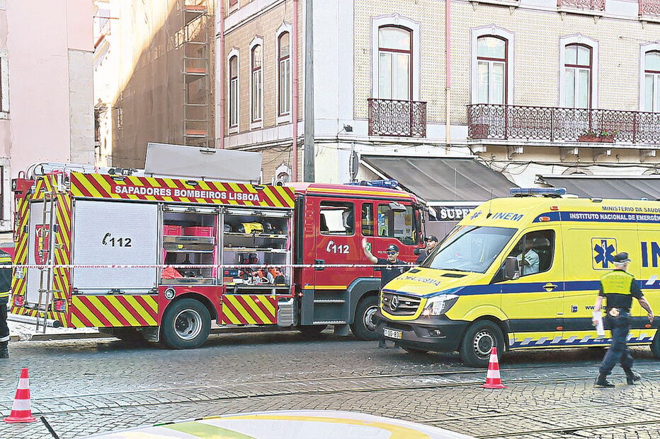 Meios de socorro chegaram rapidamente ao local, mas já não conseguiram salvar um dos trabalhadores 