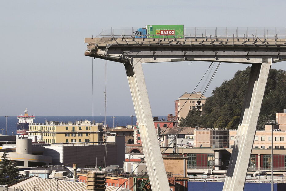 A parte central do tabuleiro da ponte ruiu durante um dia de chuva intensa e trovoada, arrastando dezenas de veículos e esmagando vários armazéns  