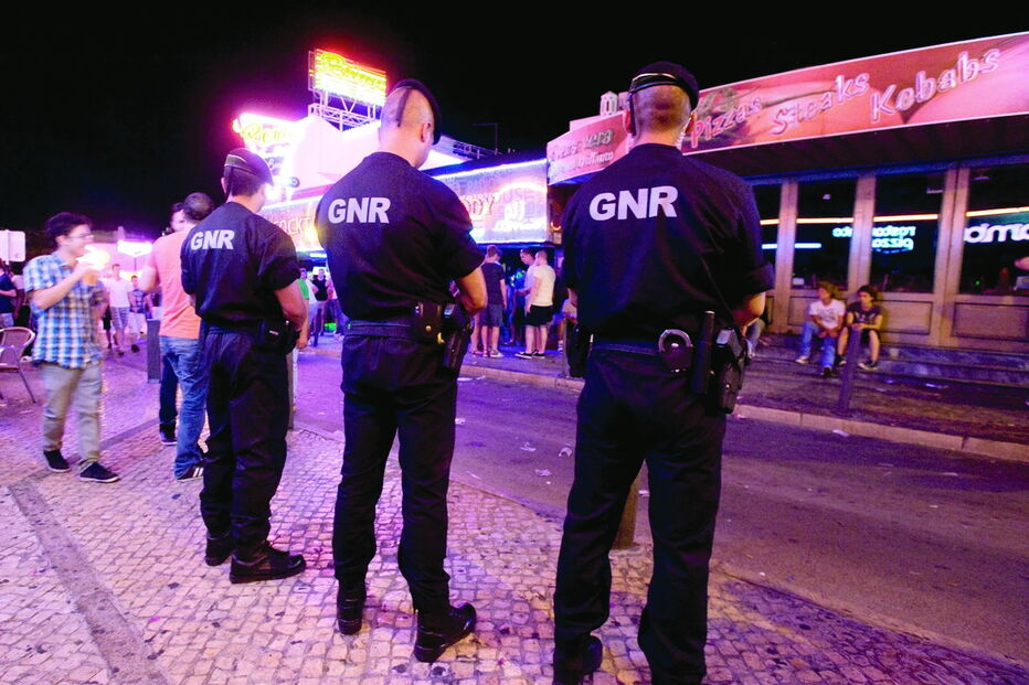 Situação com os militares da GNR aconteceu durante a madrugada próximo da rua dos bares da Oura, em Albufeira