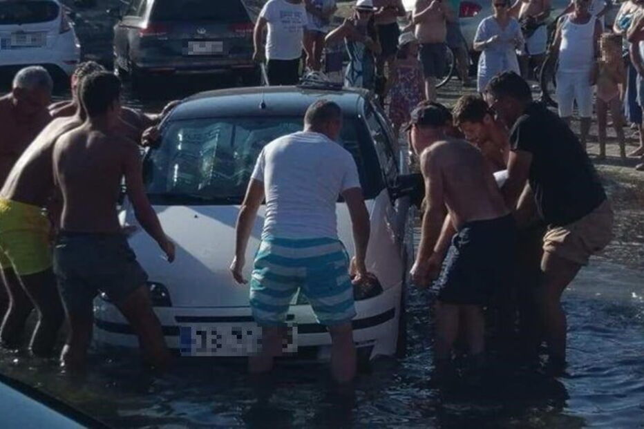 Cinco carros mal estacionados alagados pelo mar em Vila Praia de Âncora