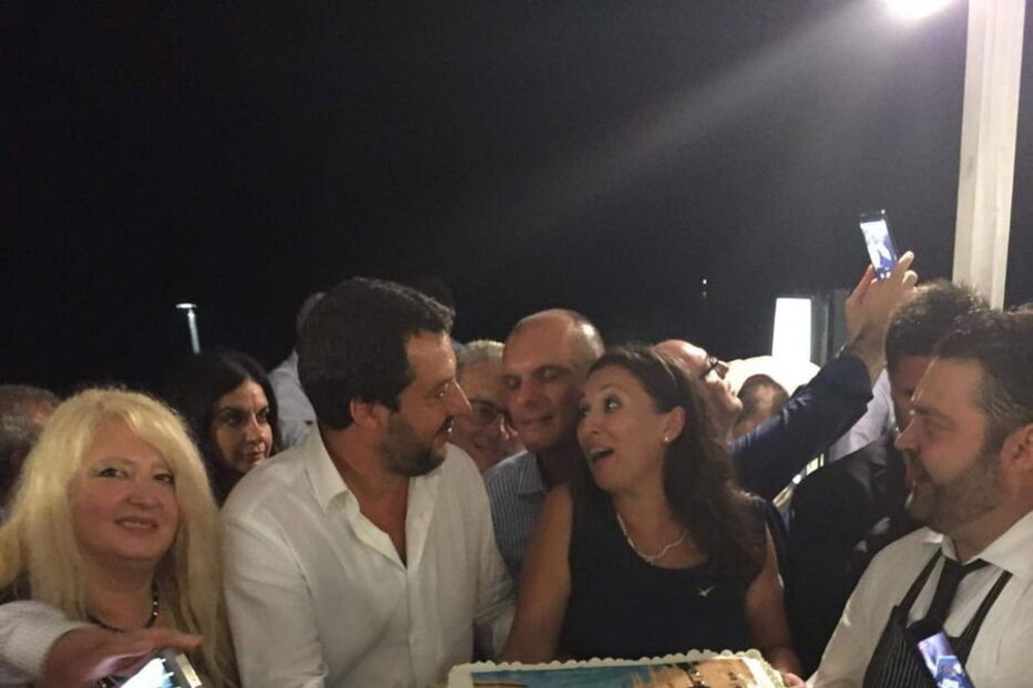 Presença de ministro do Interior italiano em festa após colapso de ponte gera revolta