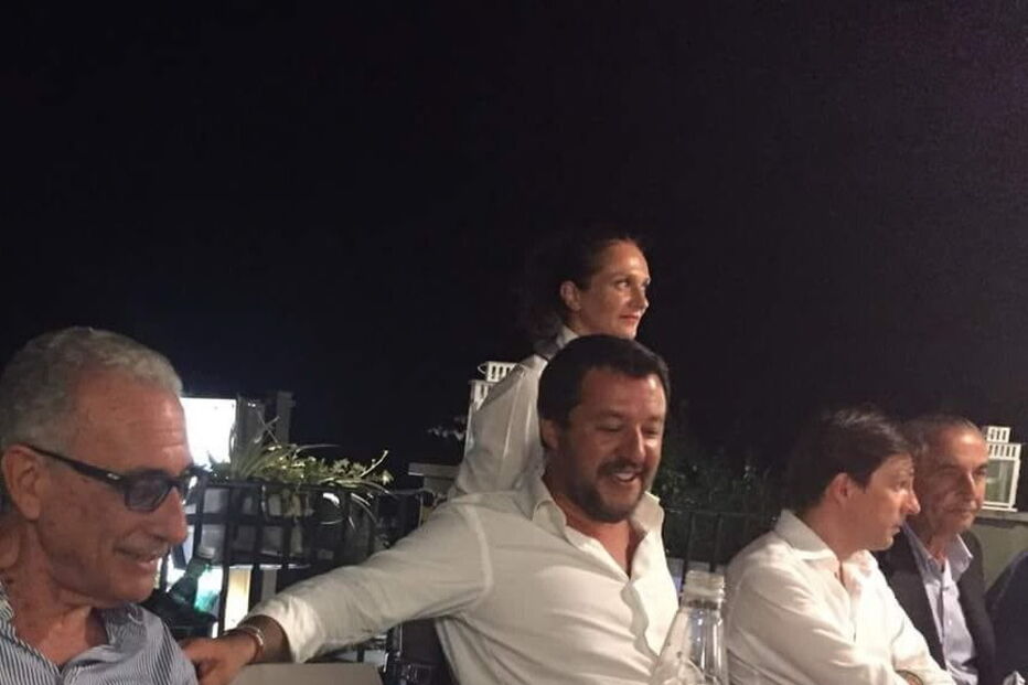 Presença de ministro do Interior italiano em festa após colapso de ponte gera revolta