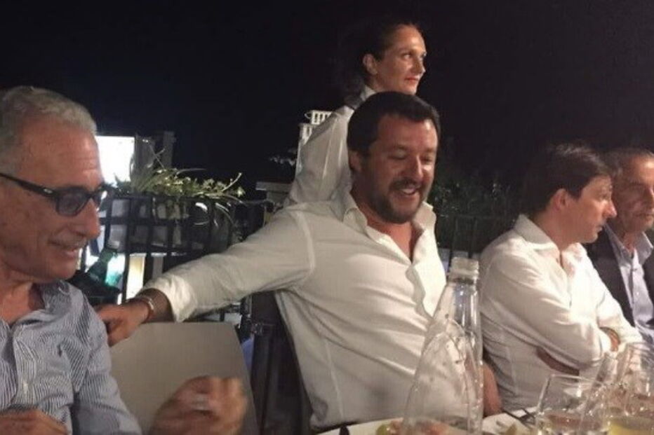 Presença de ministro do Interior italiano em festa após colapso de ponte gera revolta