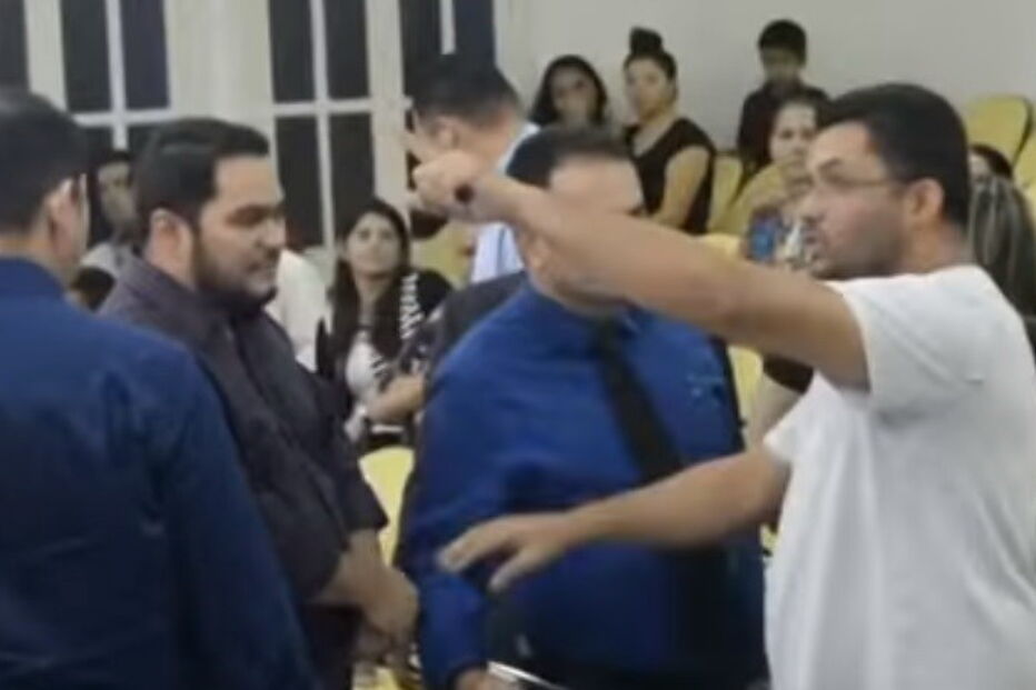 Homem invade igreja e acusa pastor de o ter traído com a mulher  
