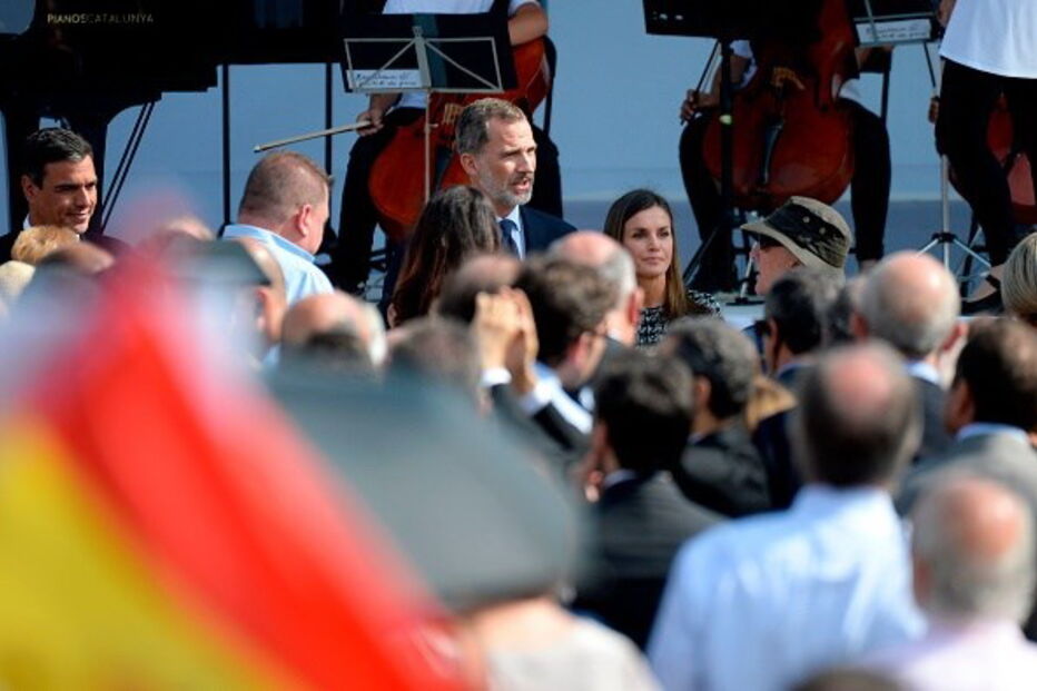 Independentistas catalães colocam faixa contra visita de Filipe VI a Barcelona