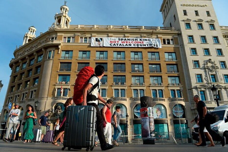 Independentistas catalães colocam faixa contra visita de Filipe VI a Barcelona