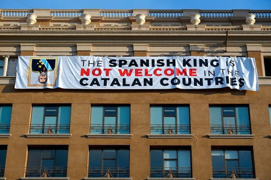Independentistas catalães colocam faixa contra visita de Filipe VI a Barcelona