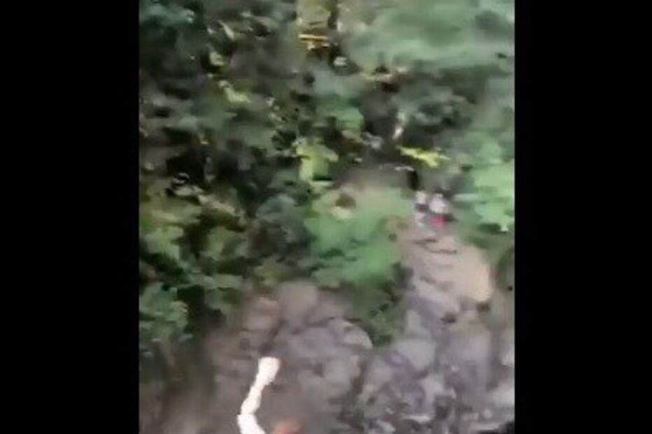 Jordan Holgersin foi empurrada de uma ponte em Moulton Falls, no rio Lewis