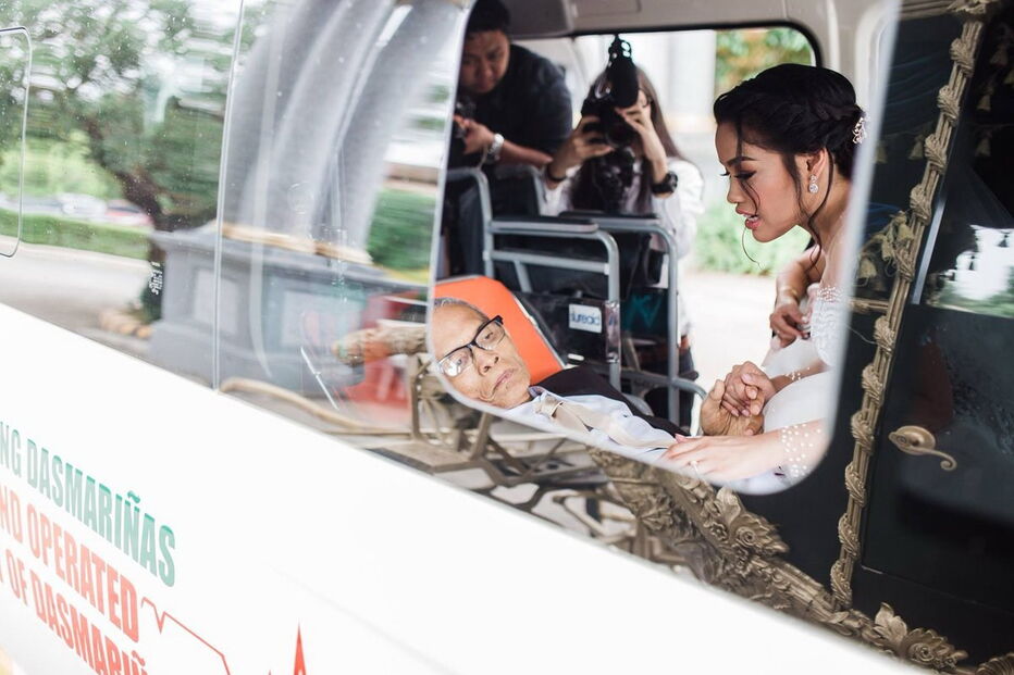 Pai cumpre desejo de levar a filha ao altar poucos dias antes de morrer de cancro