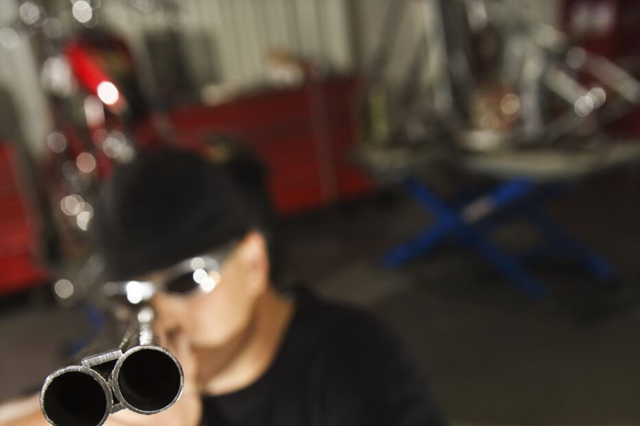 Trio armado lança terror em pizaria