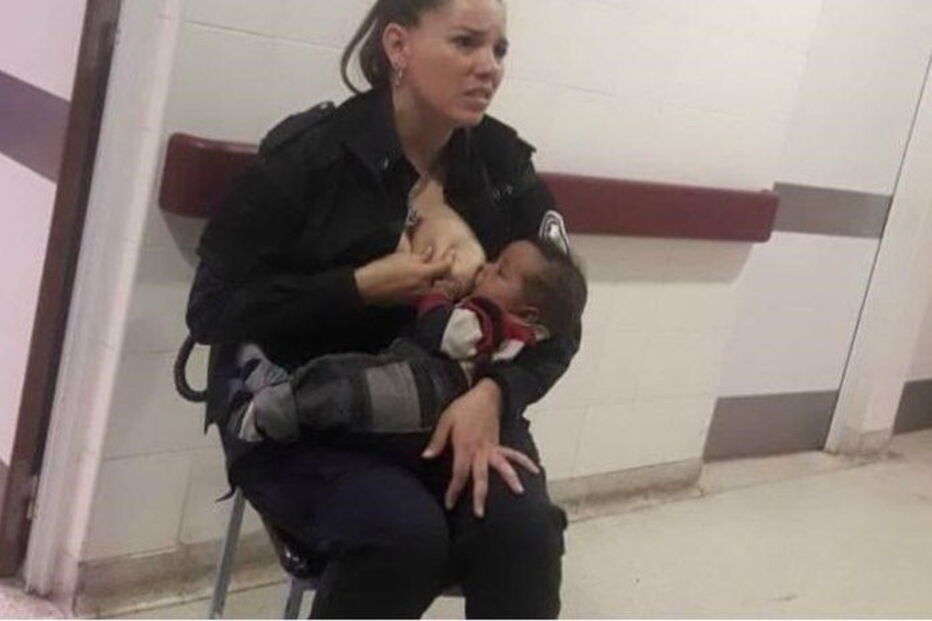 Agente dá de mamar a bebé