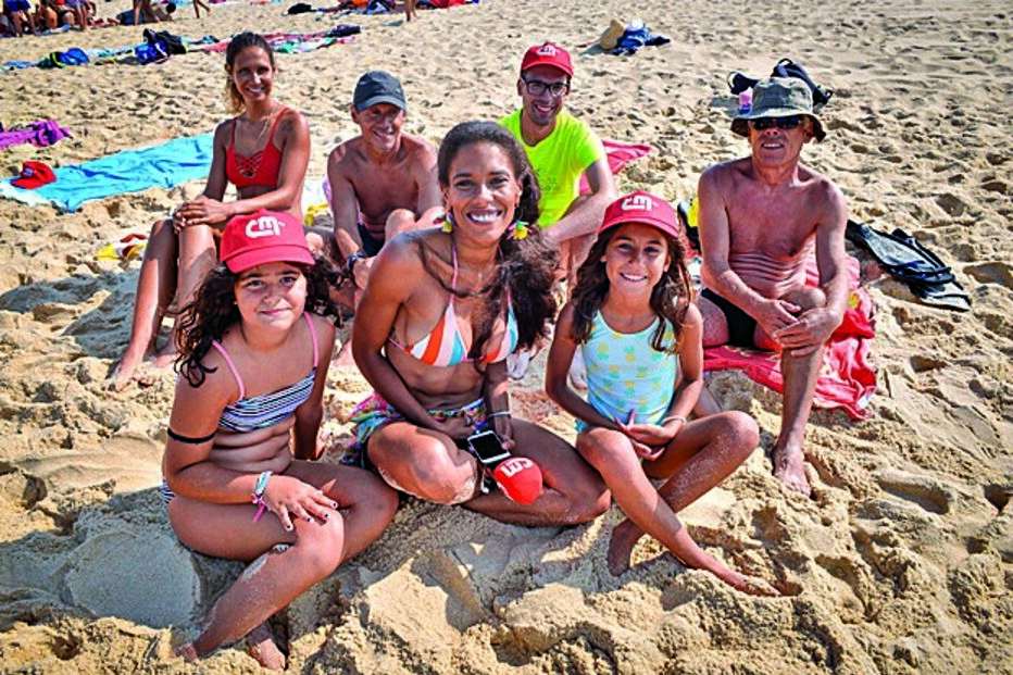 Repórter de biquíni recebida com carinho em Tróia