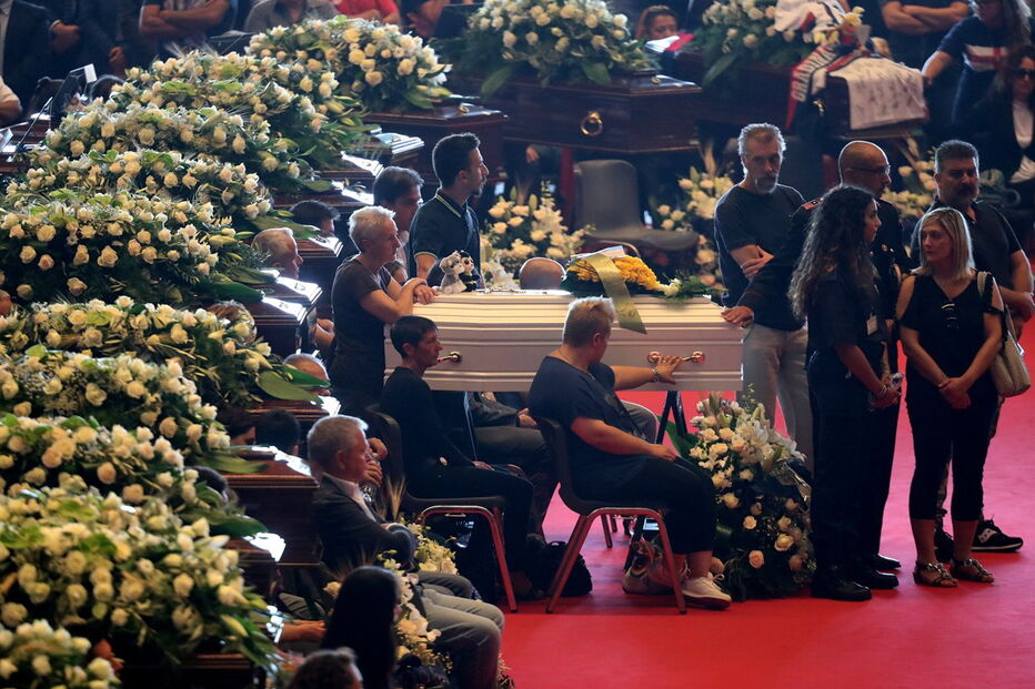 Cerimónia de homenagem às vítimas da tragédia em Génova