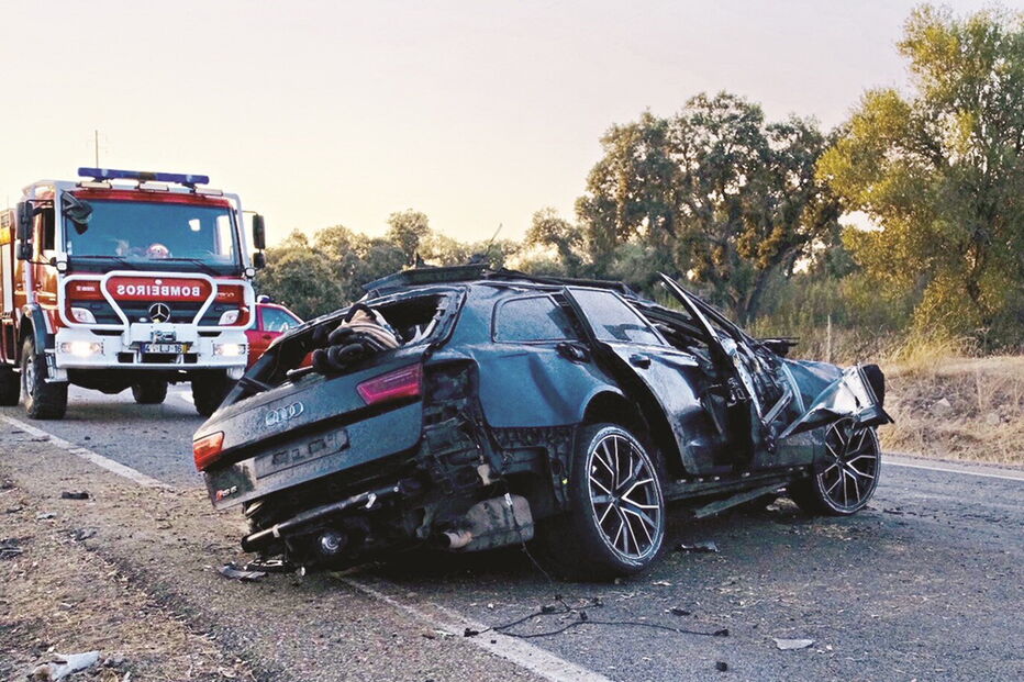 Carro em que viajavam as vítimas mortais. Acidente ocorreu na EN251, entre Vimieiro e Pavia 